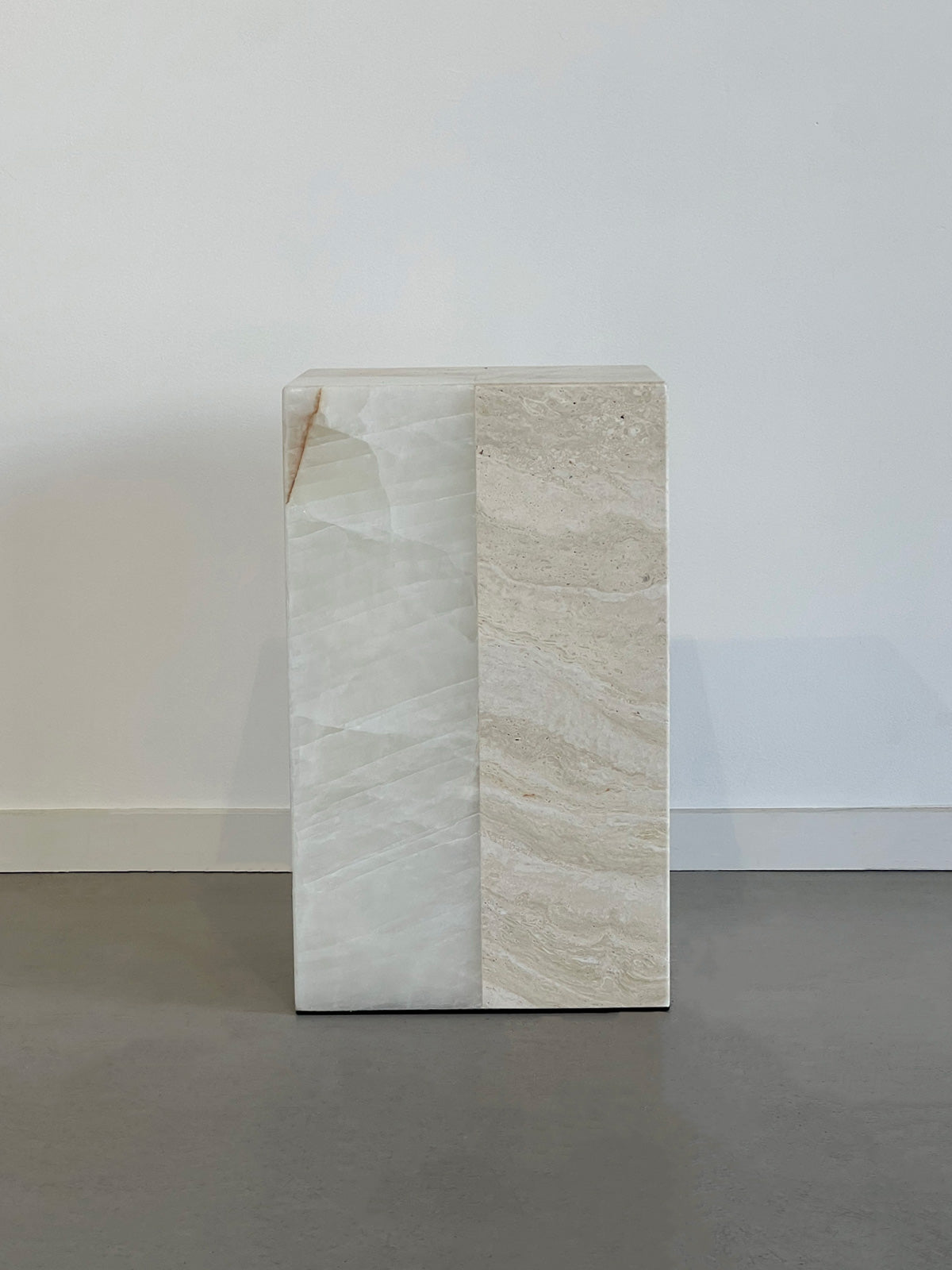 Chiara Plinth